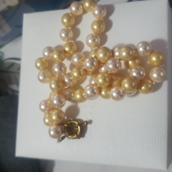 Vintage yellow Pearl Necklace - Picture 5 of 9